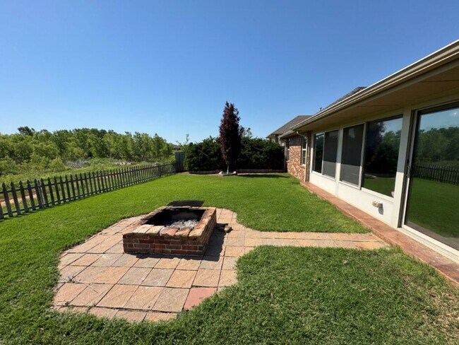 Building Photo - 3 bed, 2 bath, 2 car storm shelter in Yuko...