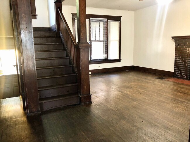 Building Photo - 5 Bedroom House - Walking distance from Ce...