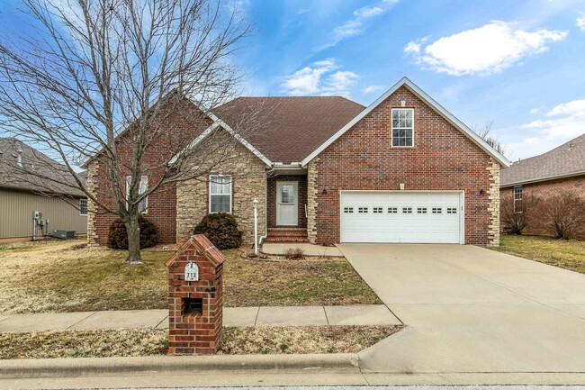 Primary Photo - Charming 4 bedroom home available in Nixa