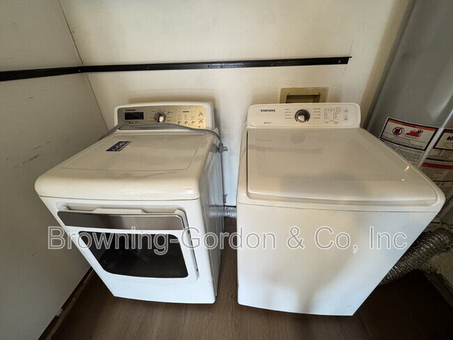 Building Photo - 1111 Cedarhill Ct