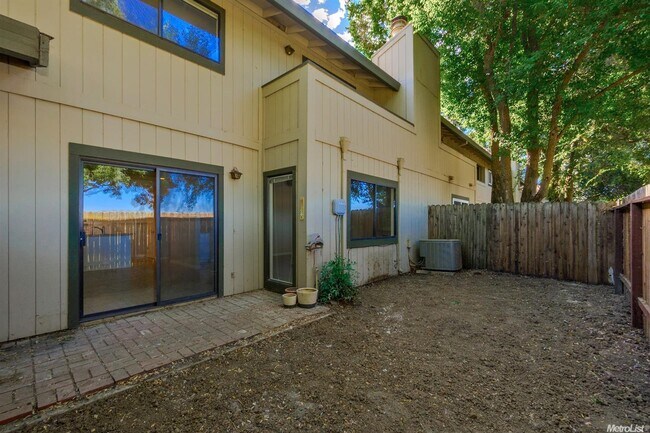 Building Photo - Stonegate Condo in fabulous West Davis location!