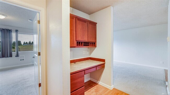 Building Photo - Light filled top floor condo.