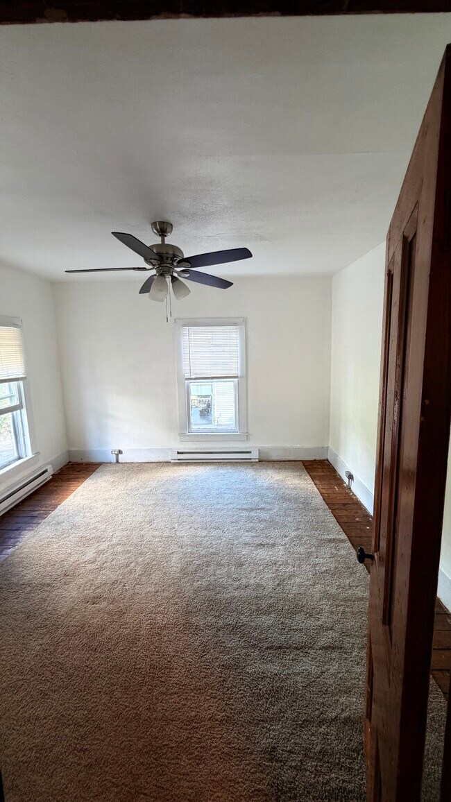 Building Photo - 2 Bed 1 Bath Unit For Rent Tionesta PA