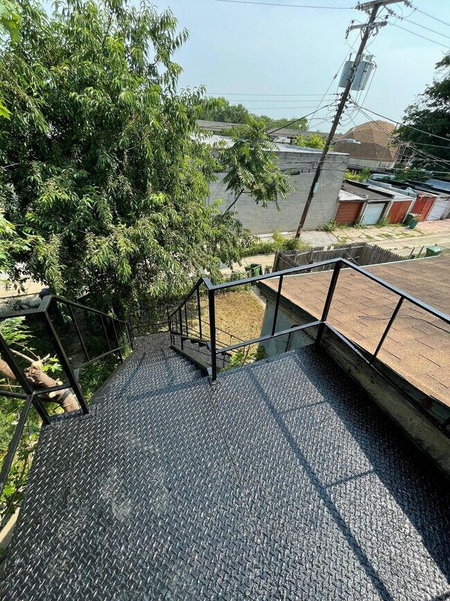 Building Photo - 3840 Dolfield Ave