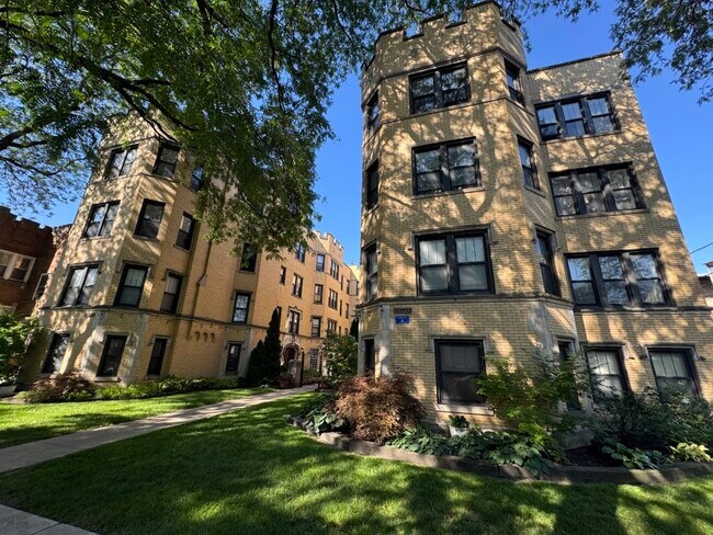 Primary Photo - 6442 N Leavitt St