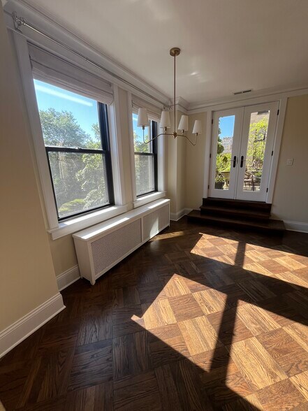 Dining Area - 2000 N Lincoln Park W