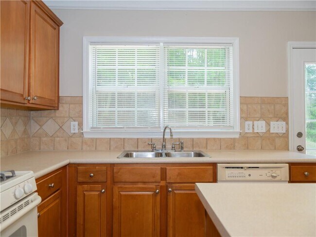 Building Photo - 663 Prada Ct NE
