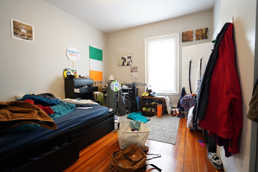 Building Photo - 172 Bigelow St