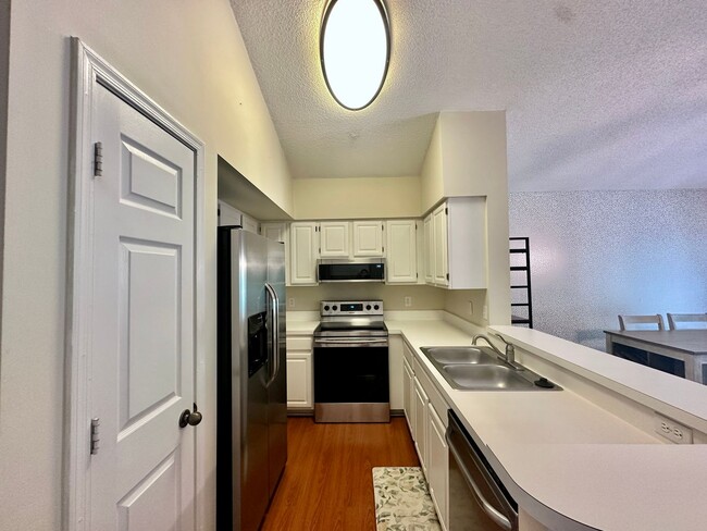 Building Photo - Charming 1-Bedroom Loft-Style Condo in The...