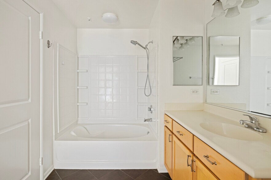 Building Photo - 6400 Crescent Park E