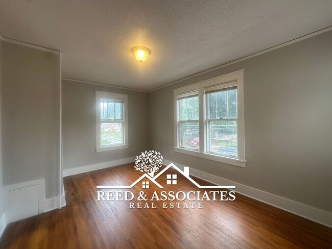 Building Photo - 3 Bedroom in Midtown!