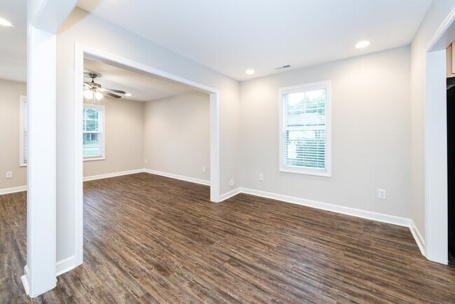 Building Photo - Beautiful 3BD/2.5BA Duplex Home!