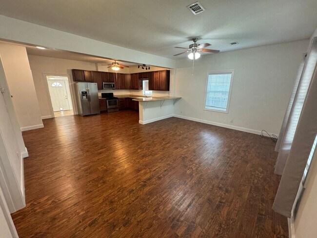 Building Photo - Pensacola - North Hill - 2 bed, 2 bath