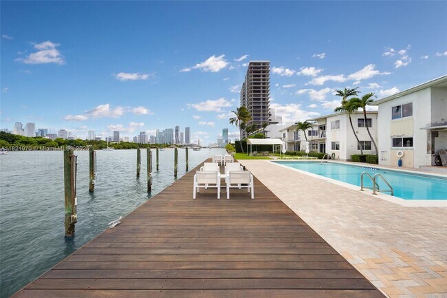 Building Photo - 1100 Venetian Way