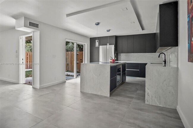 Building Photo - 2161 Orange Grove Dr
