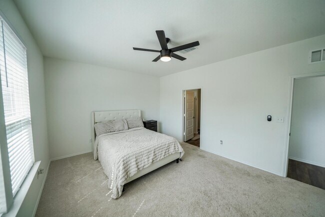 Building Photo - Beautifully Maintained Single-Story Home i...