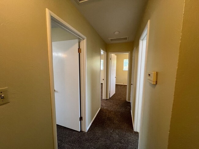 Building Photo - Single story close to shopping and freeway access!