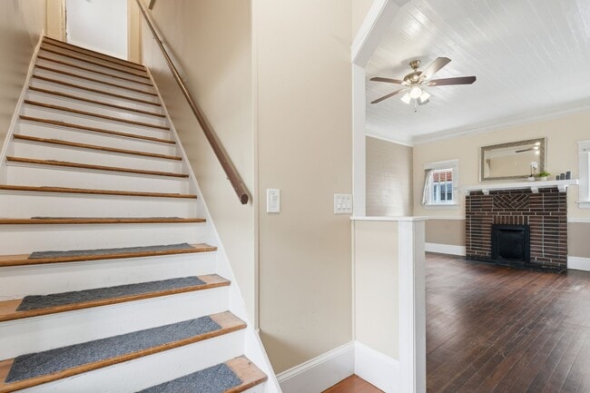 Building Photo - Updated historic Craftsman minutes from downtown and Duke!