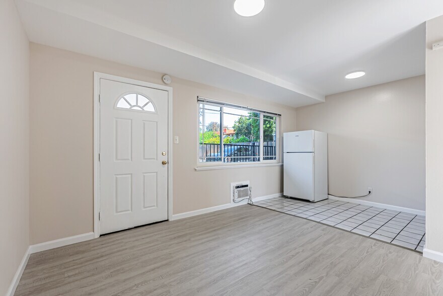 Building Photo - Newly Remodeled 1 Bed/1 Bath