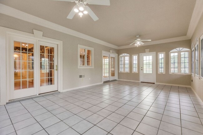 Building Photo - Experience lakefront living at its finest in the heart of East TN