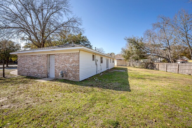 Building Photo - Charming 3-Bed, 2-Bath Home in Pascagoula ...