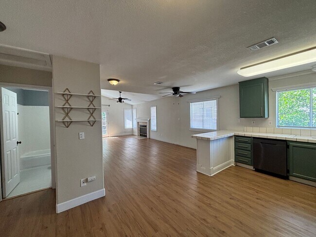 Building Photo - Charming 3 Bed, 2 Bath Home with 2-Car Garage – Rent Ready!