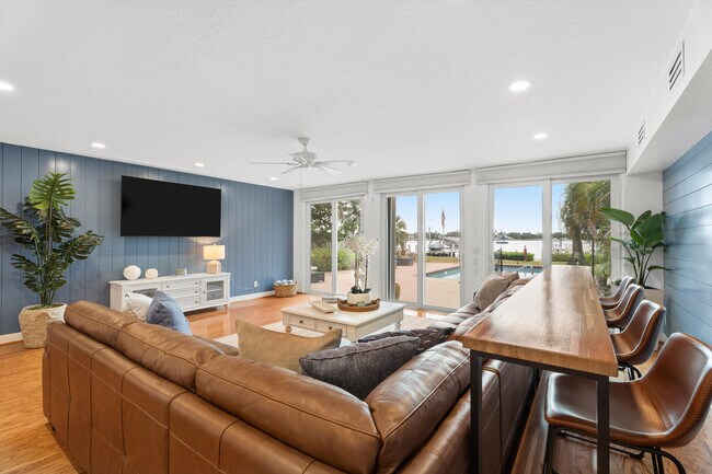 Building Photo - 114 S Lake Dr