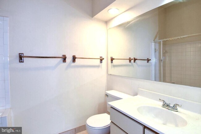 Building Photo - Sunny and spacious top floor unit featuring an open floor plan perfect for entertaining!