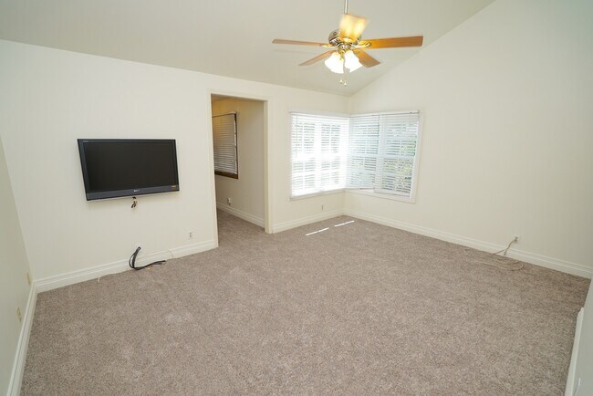 Building Photo - Old Orchard 1 - 4 Bedroom Home in Valencia!