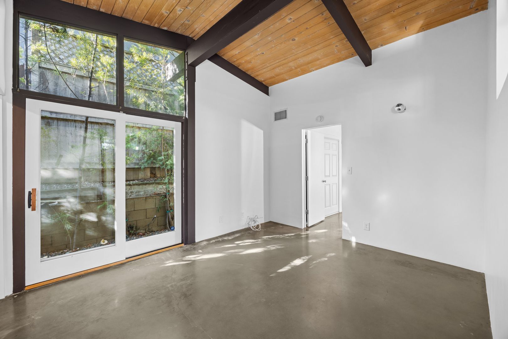 Building Photo - Updated Mid-Century Home in Picturesque Woodland Hills