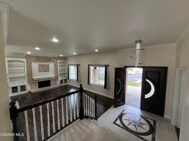 Building Photo - 334 W Avenida De Las Flores