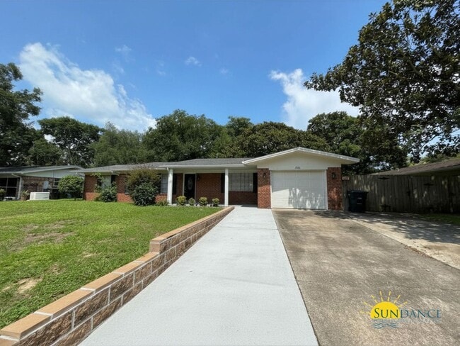 Building Photo - Updated 3-Bedroom Home in desirable Kenwood neighborhood!