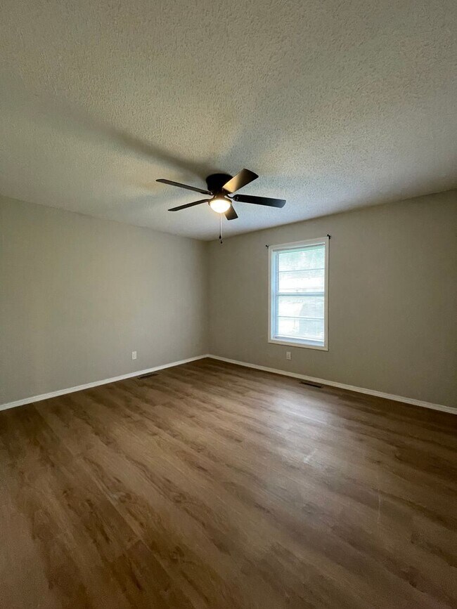 Building Photo - Great Location 3 bedroom 1 bath 1car garage