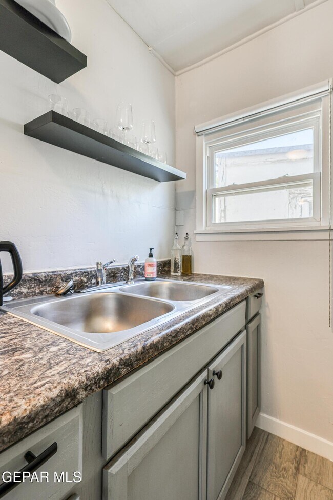 Building Photo - 2729 Pershing Dr