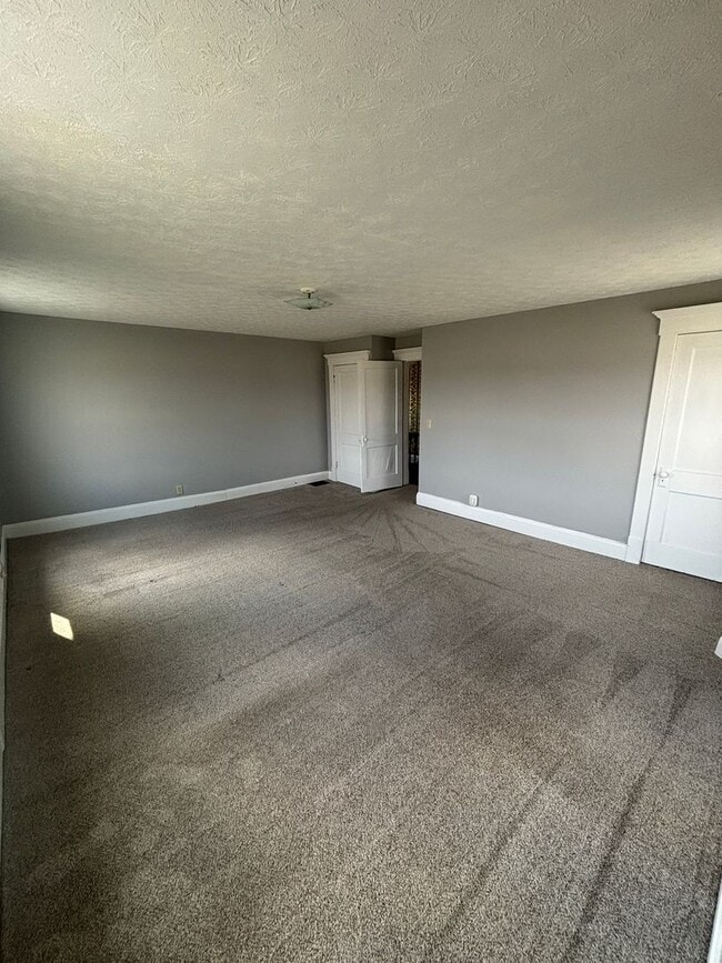 Building Photo - 4 Bedroom, 2 Bathroom House