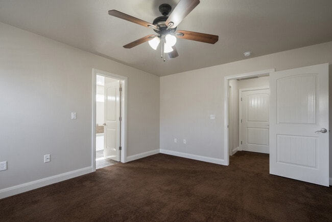 Building Photo - 3 bed 2 bath home with fully-fenced yard
