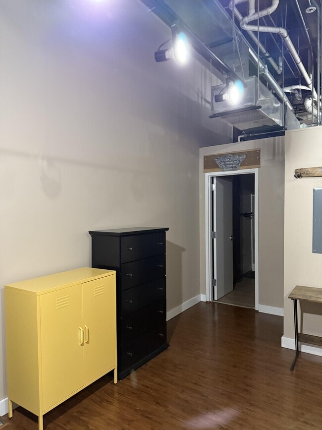 Building Photo - 585 S Upper St