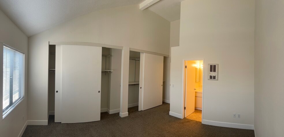 Primary bedroom, vaulted ceilings - 16622 Jib Cir