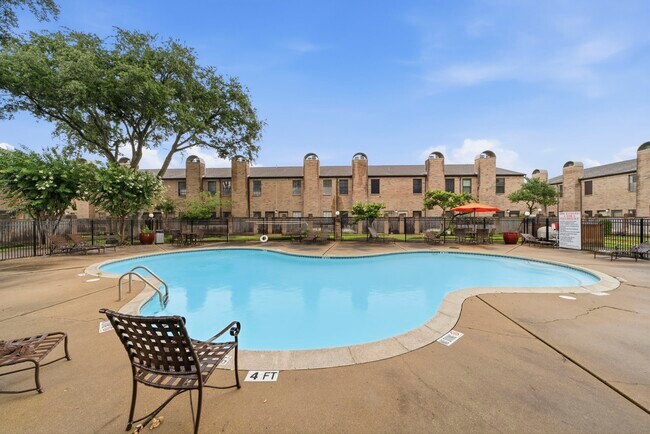 Building Photo - 9850 Pagewood Ln
