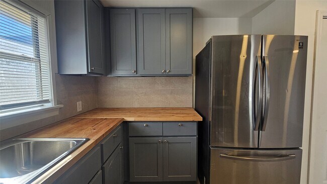 Building Photo - 1202 Dyer Ave