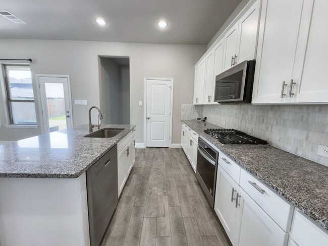 Building Photo - Gorgeous 4-Bedroom Home in Woodbridge Esta...