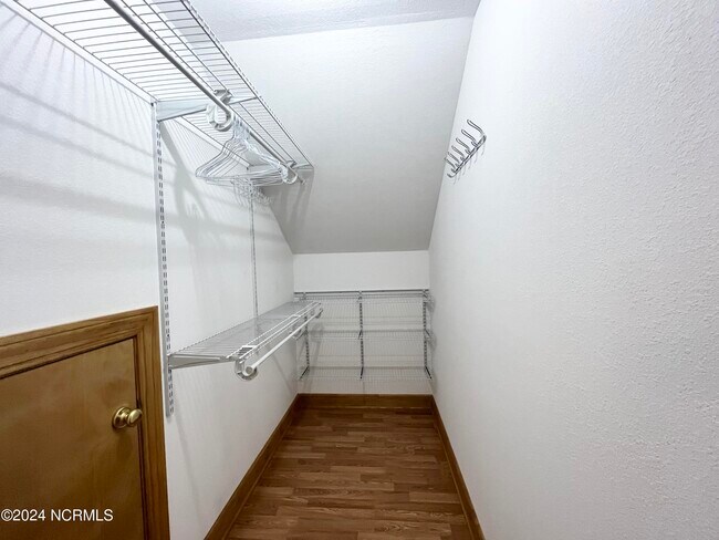 Building Photo - 325 Gliden Rd