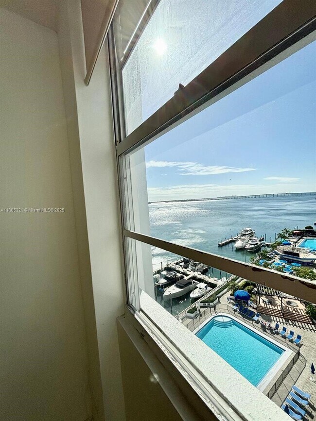 Building Photo - 801 Brickell Bay Dr