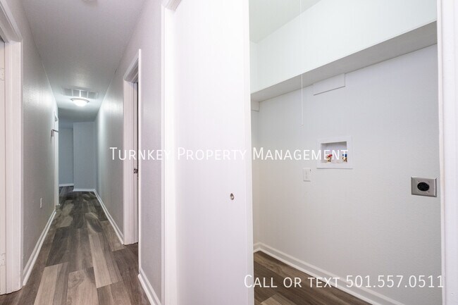 Building Photo - Renovated 3 bed 2 bath duplex! Half off 1s...