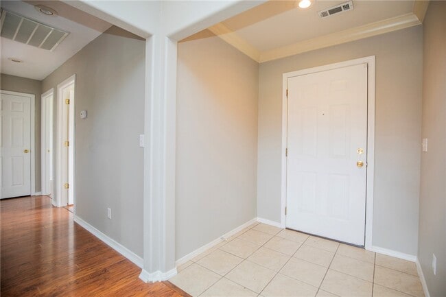 Building Photo - 902 SW Sandrock Rd