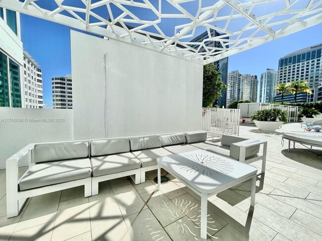 Building Photo - 950 Brickell Bay Dr