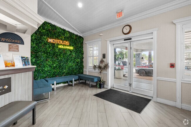 Hotolos - Lobby - Hotolos Hollywood Apartments