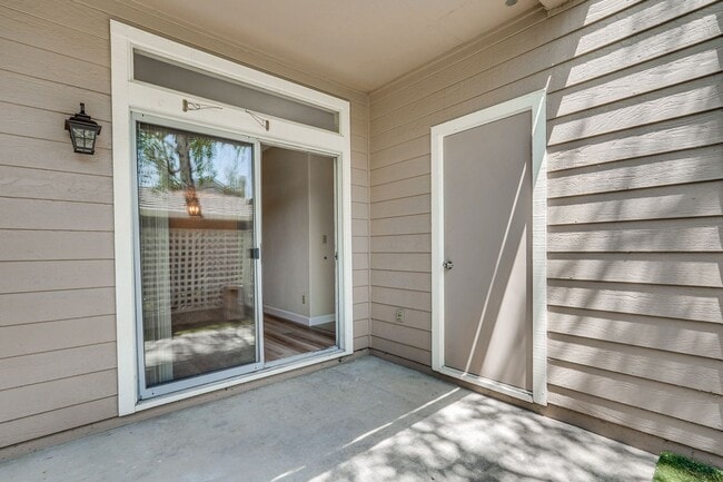 Building Photo - 2/2 Downstairs Unit in Desirable Park Alma...