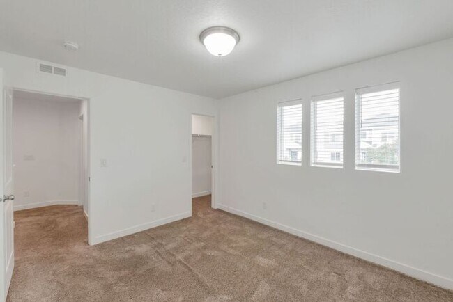 Building Photo - Like New Chic, Modern Spotless w 2 car attached