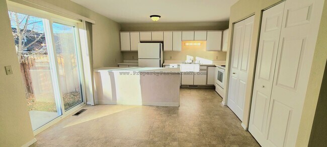 Building Photo - 305 Prairie Ave